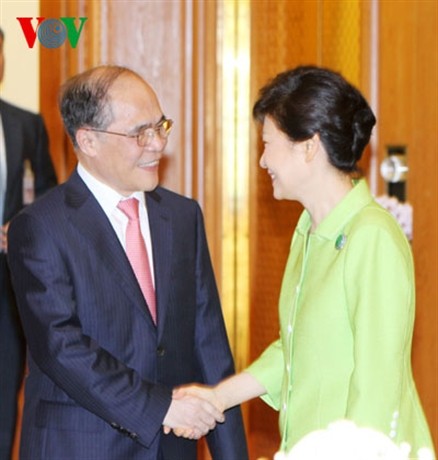 Le président de l’Assemblée nationale reçu par la présidente sud coréenne - ảnh 1